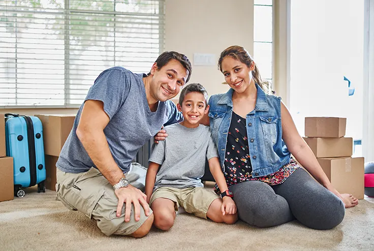 Kartons packen beim Studentenumzug Zürich